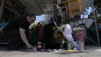 Seorang wanita menyalakan lilin, di lokasi di mana seorang penggemar Yunani meninggal setelah bentrokan. Sementara polisi Yunani mengatakan telah menangkap 88 orang, sebagian besar suporter dari Kroasia. Dalam video amatir yang beredar, insiden tersebut menunjukkan kekacauan saat para suporter melemparkan suar dan bom bensin.