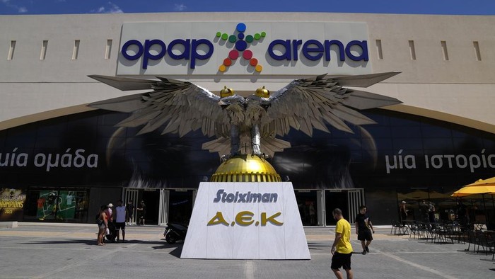 Sisa-sisa Bentrokan Berdarah Suporter AEK dan Dinamo Zagreb People gather outside OPAP Arena, following overnight clashes between rival supporters in Nea Philadelphia suburb, in Athens, Greece, Tuesday, Aug. 8, 2023. European governing soccer body UEFA says it has postponed a Champions League qualifying game between AEK Athens and Croatia's Dinamo Zagreb scheduled for Tuesday because of the violence. Eight fans were injured while Greek police said Tuesday they had made 88 arrests, mostly of Croatian supporters. (AP Photo/Thanassis Stavrakis)