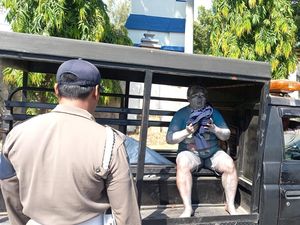 Cerita Sumila Rela Jadi Manusia Silver di Gresik Demi Hidupi 3 Anaknya Cerita Sumila Rela Jadi Manusia Silver di Gresik Demi Hidupi 3 Anaknya