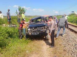 Daihatsu Taft Ringsek Tertabrak KA Kertanegara, Sopir Terluka