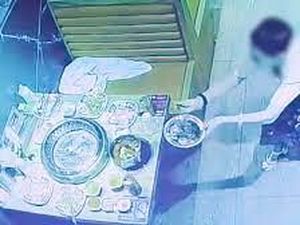 Kelewatan! Makanan Sisa Malah Dibuang ke Mangkok Orang Lain