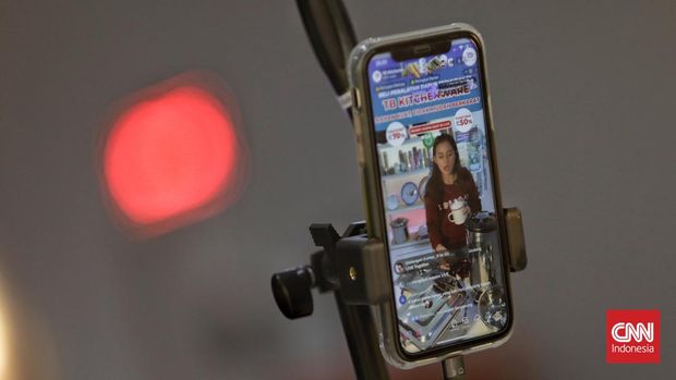 Pemandu siaran menawarkan produk melalui layanan live shopping di Social Bread. Tanggerang, Selasa, 8 Agustus 2023. (CNN Indonesia/Adhi Wicaksono)