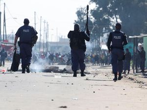 5 Orang Tewas dalam Demo Berdarah Sopir Taksi di Afrika Selatan 5 Orang Tewas dalam Demo Berdarah Sopir Taksi di Afrika Selatan