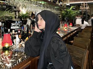 Adik Oklin Fia Saat Santai di Bar dan Restoran Keren, Ini Momennya Adik Oklin Fia Saat Santai di Bar dan Restoran Keren, Ini Momennya