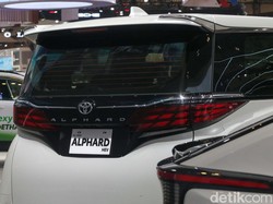 Toyota Alphard Dikeroyok
