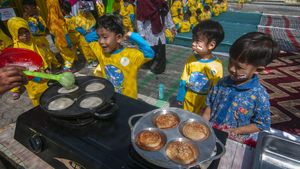 Antusias Anak TK Belajar Bikin Kue Apem