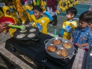 Antusias Anak TK Belajar Bikin Kue Apem