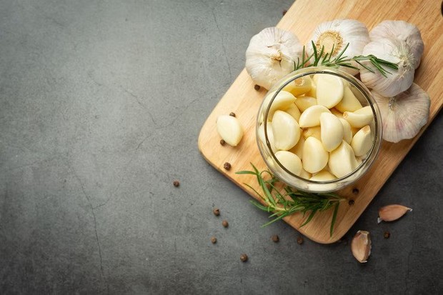 Garlic can repel ants at home