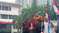 Bobby Nasution Naik Mobil Komando Terima Aspirasi Ratusan Pekerja Medan