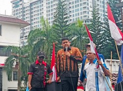 Bobby Nasution Naik Mobil Komando Terima Aspirasi Ratusan Pekerja Medan