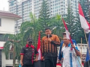 Bobby Nasution Naik Mobil Komando Terima Aspirasi Ratusan Pekerja Medan Bobby Nasution Naik Mobil Komando Terima Aspirasi Ratusan Pekerja Medan