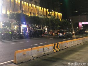 Massa Demo di Patung Kuda Bertahan Malam Ini, Brimob Bersiaga Massa Demo di Patung Kuda Bertahan Malam Ini, Brimob Bersiaga