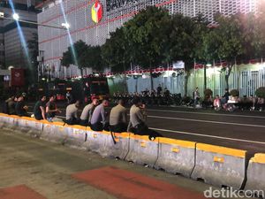 Demo Belum Usai, Brimob Bersiaga di Jalanan Depan Bawaslu RI yang Steril