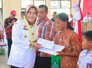 Temui Warga Desa Menden, Bupati Klaten Serahkan Bantuan Sembako-Tabungan