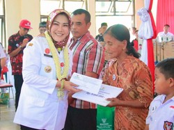 Temui Warga Desa Menden, Bupati Klaten Serahkan Bantuan Sembako-Tabungan