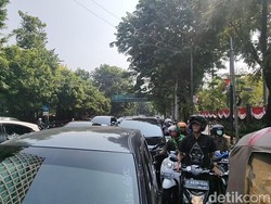 Massa Buruh Blokade Jalan MH Thamrin, Klakson Kendaraan Bersahutan