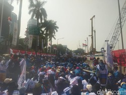 Massa Buruh Penuhi Jl MH Thamrin, Lalin di Sekitar Sarinah Macet