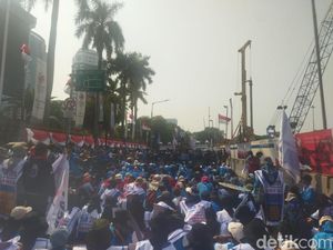 Massa Buruh Penuhi Jl MH Thamrin, Lalin di Sekitar Sarinah Macet Massa Buruh Penuhi Jl MH Thamrin, Lalin di Sekitar Sarinah Macet