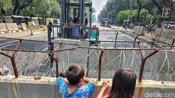 Demo Buruh, Jalan Medan Merdeka Barat Dipasang Kawat Berduri