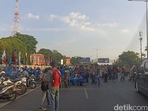 Buruh Demo di Depan UNM Makassar, Lalin Jalan AP Pettarani Macet