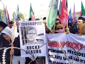 Massa Demo Minta Khofifah Keluarkan Aturan Larang Rocky Gerung ke Jatim