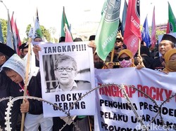 Massa Demo Minta Khofifah Keluarkan Aturan Larang Rocky Gerung ke Jatim