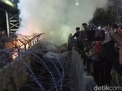 Massa Balik ke Patung Kuda, Bekas Bakar-bakar Dipadamkan