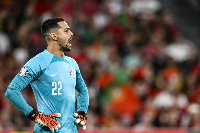 Diogo Costa Portugals goalkeeper Diogo Costa shouts during the UEFA Euro 2024 group J qualification football match between Portugal and Bosnia-Herzegovina at the Luz stadium in Lisbon on June 17, 2023. (Photo by Patricia DE MELO MOREIRA / AFP)