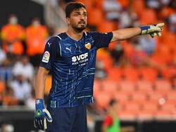 Giorgi Mamardashvili. Saat ini membela Valencia. Foto: AFP/JOSE JORDAN