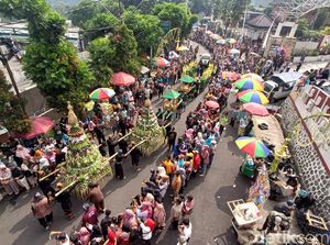 Meriahnya Grebeg Sura Baturraden, Gunungan Hasil Bumi Diserbu Warga Meriahnya Grebeg Sura Baturraden, Gunungan Hasil Bumi Diserbu Warga