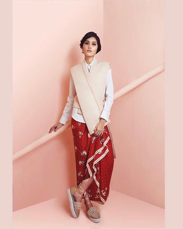 Ide Outfit Kerja Merah Putih/ Foto: instagram.com/ ide outfit berkain merah putih