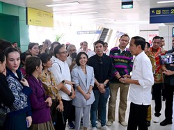Bangganya Yuni Shara-Cak Lontong Diajak Jokowi Naik LRT Jabodebek