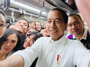 Keseruan Para Selebriti Jajal LRT Bareng Jokowi