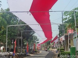 Jelang HUT RI, Warga Kulu Pekalongan Bentangkan Merah Putih 300 Meter