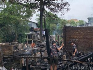 12 Rumah dan Sanggar Pendidikan Terbakar di Bantaran Sungai Deli Medan