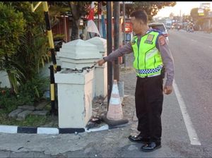 Brak! Pemotor Tewas Usai Tabrak Pagar Polsek Galur Kulon Progo Brak! Pemotor Tewas Usai Tabrak Pagar Polsek Galur Kulon Progo