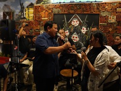 Prabowo Nyanyi Bareng Relawan Jokowi dan Gibran di Solo