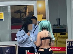 Influencer Dilarang Terbang karena Pakai Bikini, Ungkap Alasan Tampil Vulgar Influencer Dilarang Terbang karena Pakai Bikini, Ungkap Alasan Tampil Vulgar