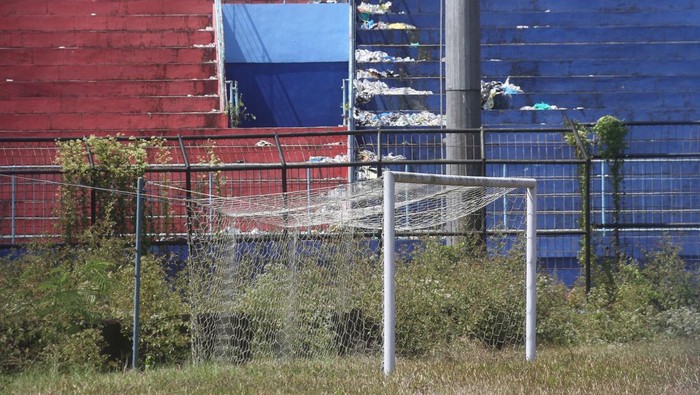Kondisi Stadion Kanjuruhan, Tak Terawat Setelah Tragedi Gas Air Mata Semak liar tumbuh dan menutupi area lapangan sepak bola di Stadion Kanjuruhan, Malang, Jawa Timur, Rabu (9/8/2023). Sejak peristiwa tragedi Kanjuruhan, lapangan sepak bola tersebut tidak pernah digunakan lagi sehingga tak terawat serta ditumbuhi semak liar sementara itu waktu pelaksanaan renovasi hingga kini belum ada kepastian. ANTARA FOTO/Ari Bowo Sucipto/aww.