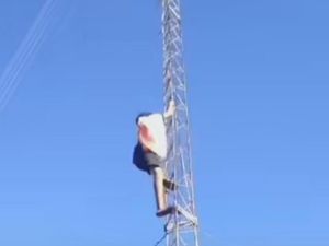 Heboh Pemuda di Maros Panjat Tower Demi Kibarkan Bendera Merah Putih