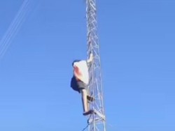 Heboh Pemuda di Maros Panjat Tower Demi Kibarkan Bendera Merah Putih