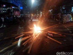Demo Masih Berlangsung Malam Ini, Massa Bakar Ban di Patung Kuda