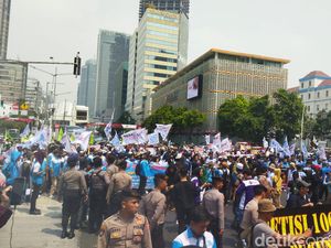 Massa Buruh Duduk Blokade Jalan MH Thamrin Arah Patung Kuda