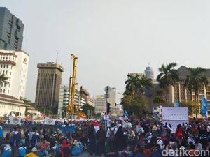 Kondisi Terkini Demo Buruh, Massa Duduk di Patung Kuda dan Jl MH Thamrin Kondisi Terkini Demo Buruh, Massa Duduk di Patung Kuda dan Jl MH Thamrin