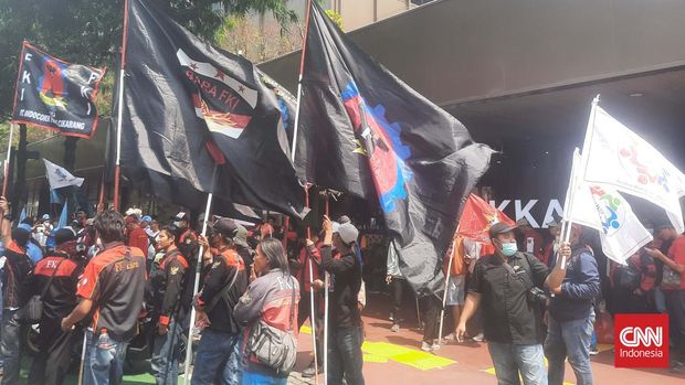 Massa Buruh dari Konfederasi Serikat Pekerja Seluruh Indonesia (KSPSI) dan Kongres Aliansi Serikat Buruh Indonesia (KASBI) berkumpul di depan Gedung ILO, Kawasan Thamrin, Jakarta Pusat.