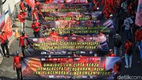 Massa Buruh Long March ke Patung Kuda