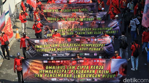 Massa Buruh Long March ke Patung Kuda