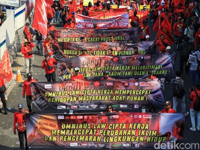 Massa Buruh Long March ke Patung Kuda