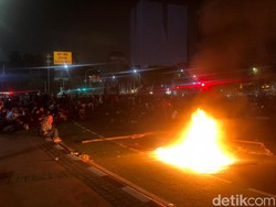 Jelang Tengah Malam, Massa Masih Bakar-bakar di Patung Kuda