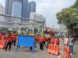 Massa Buruh Tertahan di Polda Metro, Lalin Macet